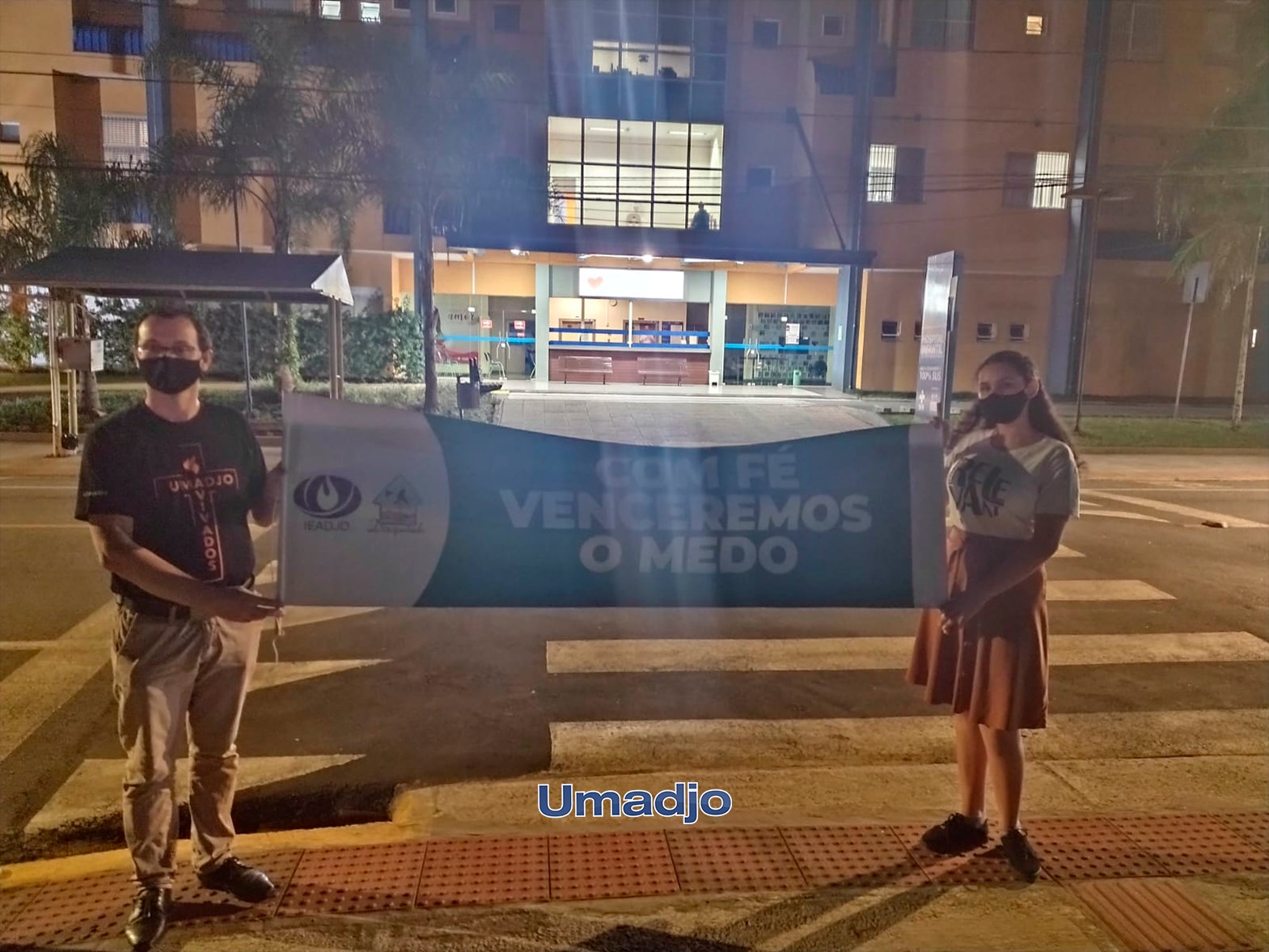 Jovens realizam orações em frente as unidades de saúde em Joinville